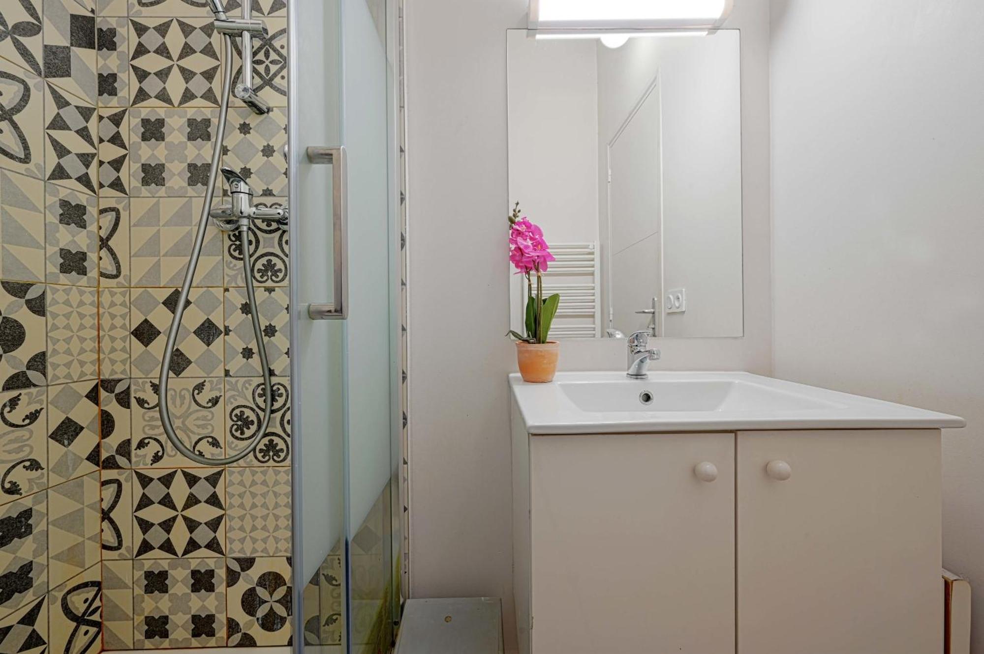 2 Bed Modern Fully Furnish Flat,close To Buttes Chaumon Park * Parijs