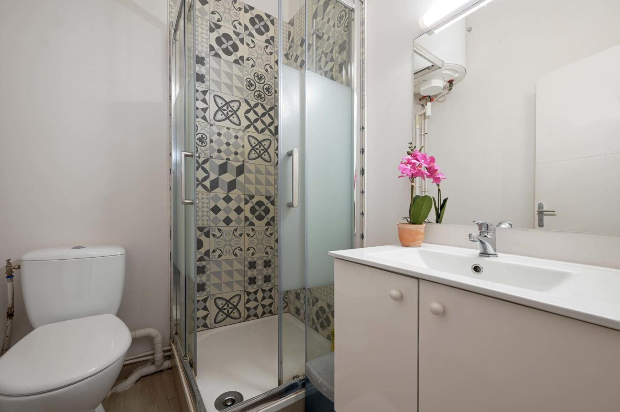 2 Bed Modern Fully Furnish Flat,close To Buttes Chaumon Park * Parijs