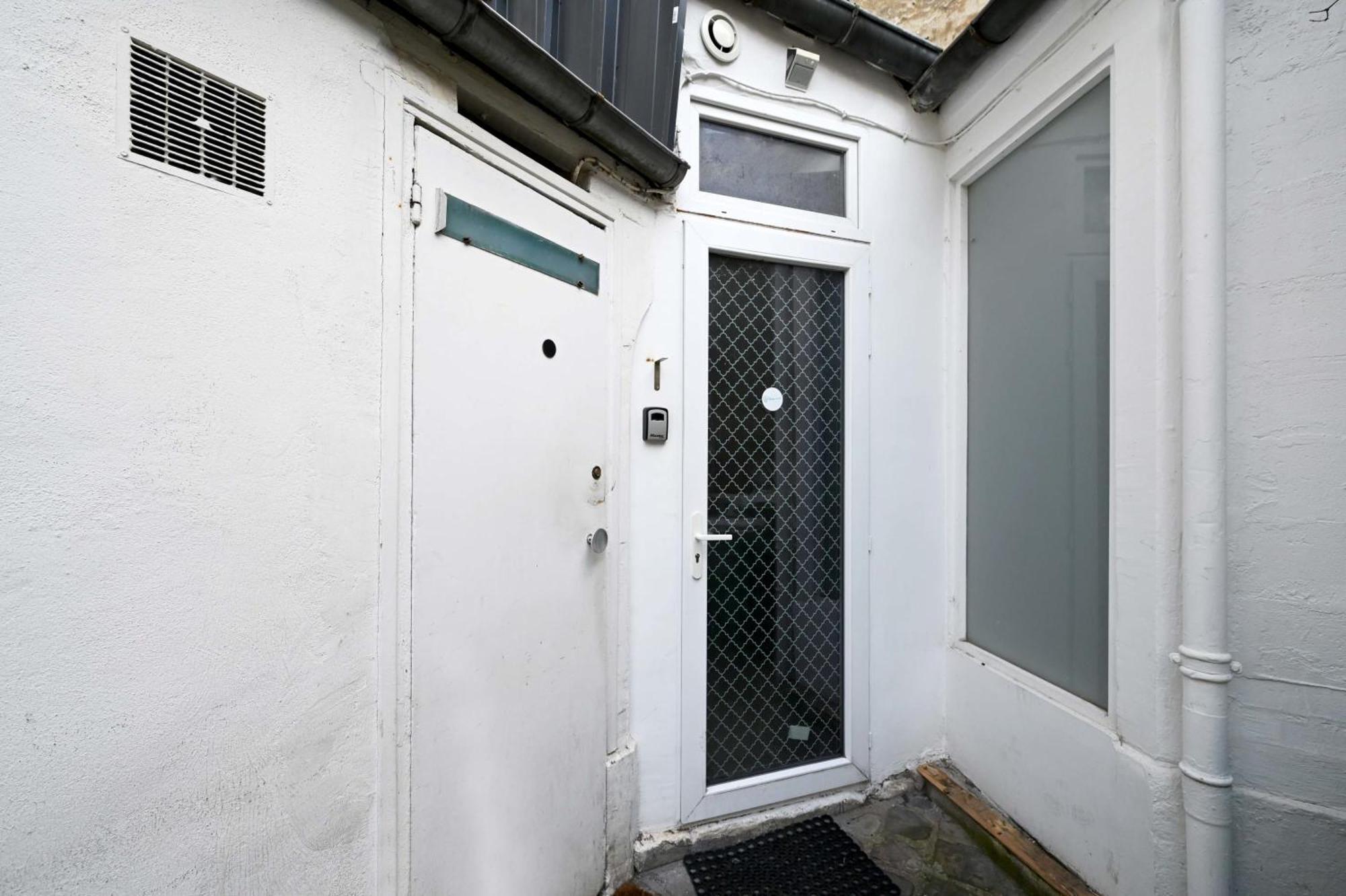 2 Bed Modern Fully Furnish Flat,close To Buttes Chaumon Park * Parijs